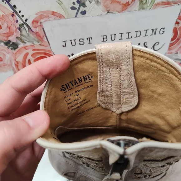 🤩EUC Shyanne Floral Embroidered Zip Side Western Cowgirl Ankle Booties, Cream - Picture 9 of 16